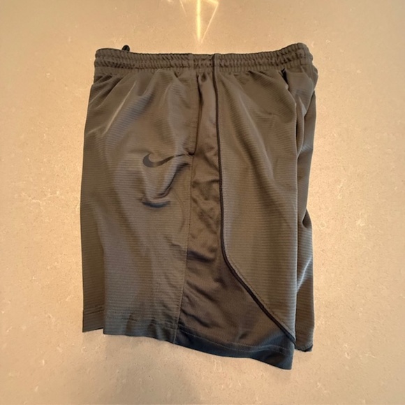 Women Black Women Dri-Fit Basketball 8" Nike Polyester Shorts Drawstring EUC - Picture 1 of 10